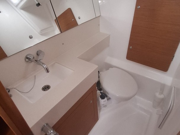 Sailboat hire in Furnari - Dufour Dufour 37