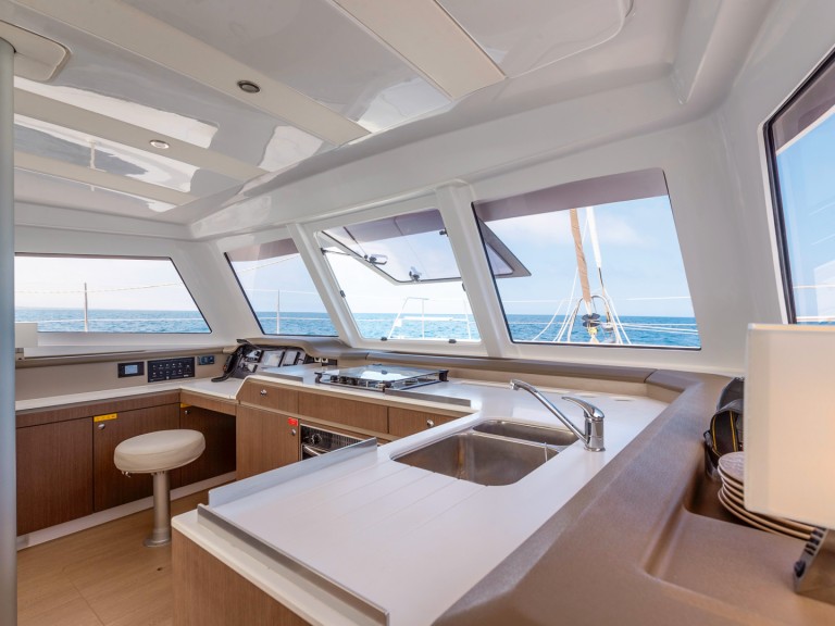 Catamaran hire in Hyères - Bali Catspace 