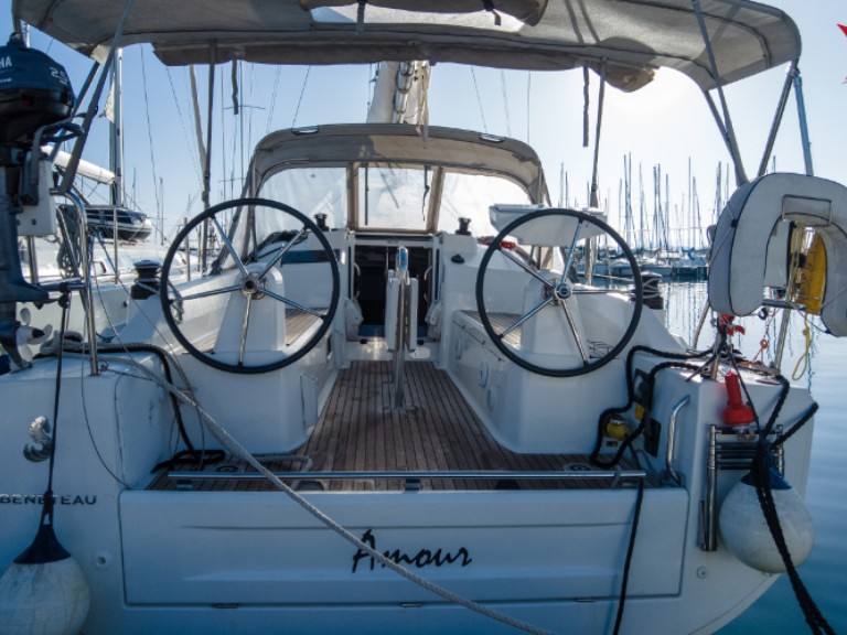Charter a Bénéteau Oceanis 30.1 in Bandol on Samboat