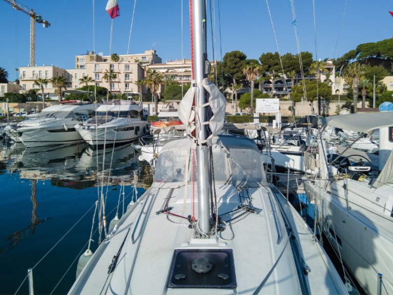 Bénéteau Oceanis 30.1 charter bareboat or skippered in  Bandol