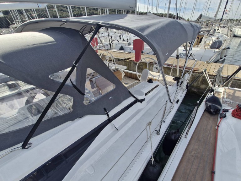 Yacht hire Pula cheap Bavaria C38
