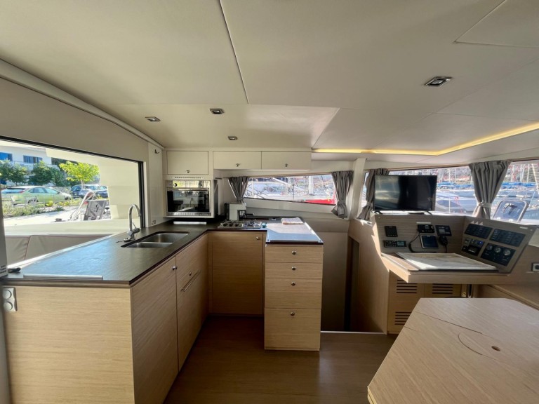 Charter a Bali Bali 4.5 in Marina (City) on Samboat