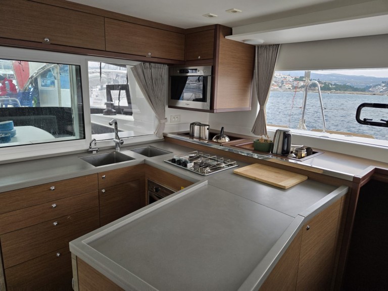 Hire Catamaran Lagoon with a boat licence