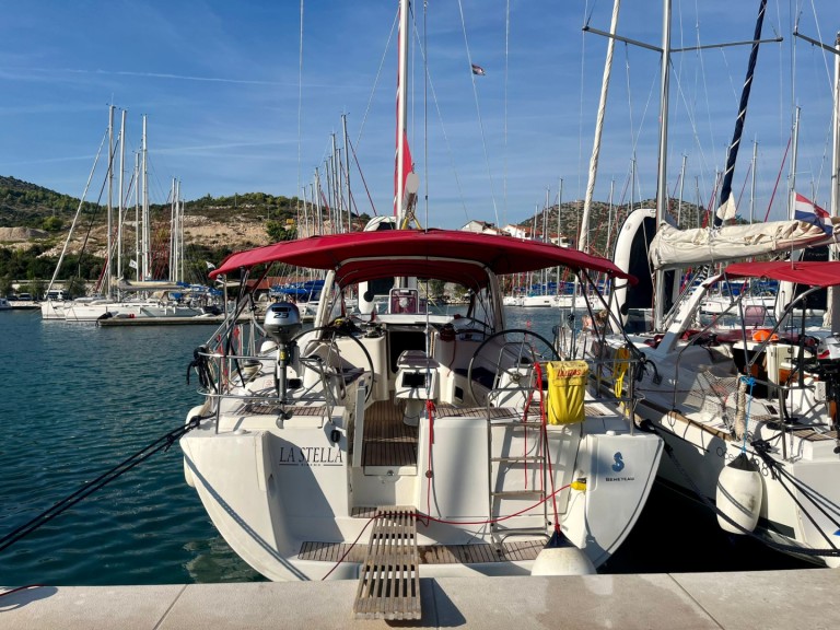 Hire a Bénéteau Oceanis 50 Family Marina (City)