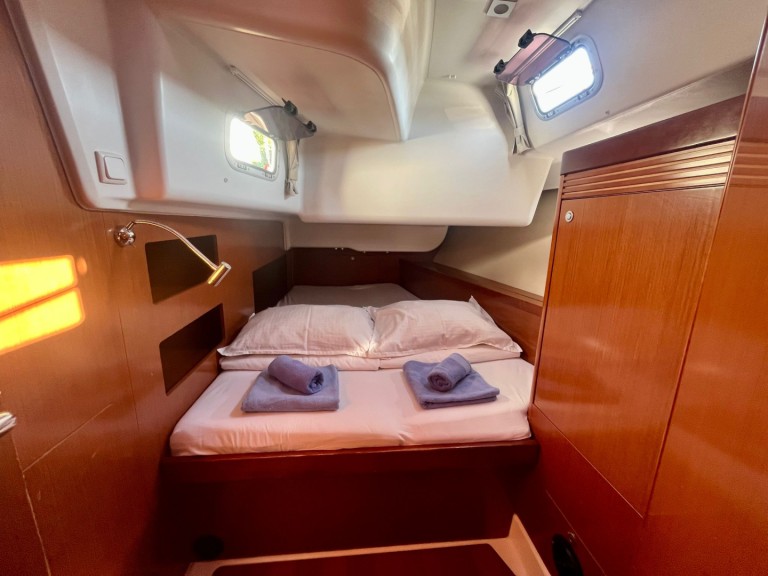 Charter a Bénéteau Oceanis 50 Family in Marina (City) on Samboat