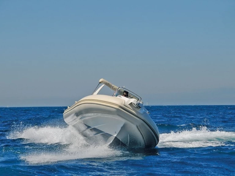 Hire a Capelli Capelli 770 Hyères