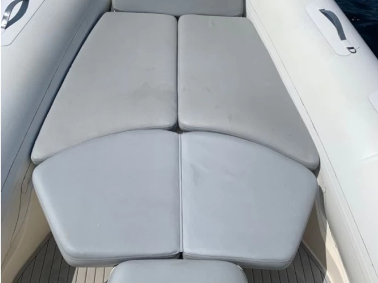 Hire RIB Bwa with a boat licence