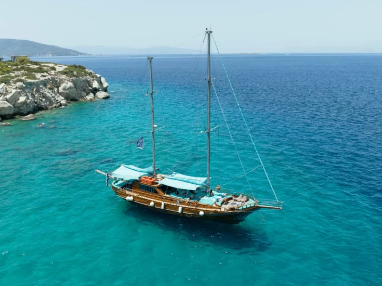 Yacht hire Piraeus cheap First 45