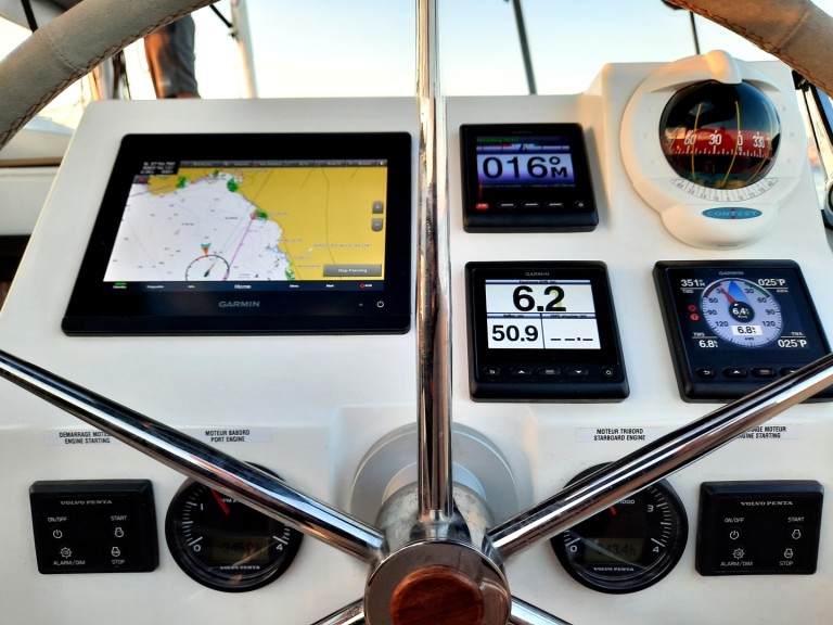 Hire Catamaran Fountaine Pajot with a boat licence