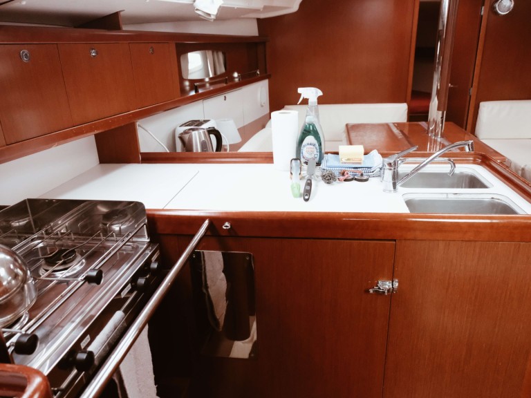 Sailboat hire in Hamble-le-Rice - Bénéteau Oceanis 37