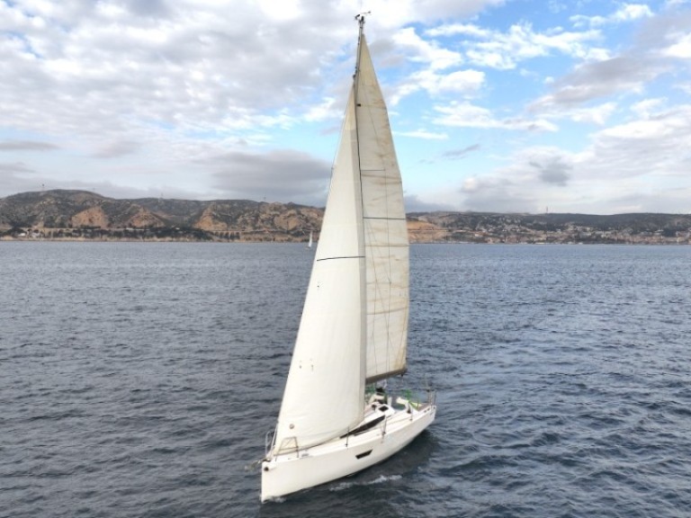 Sailboat hire in Marseille - Elan Elan E3
