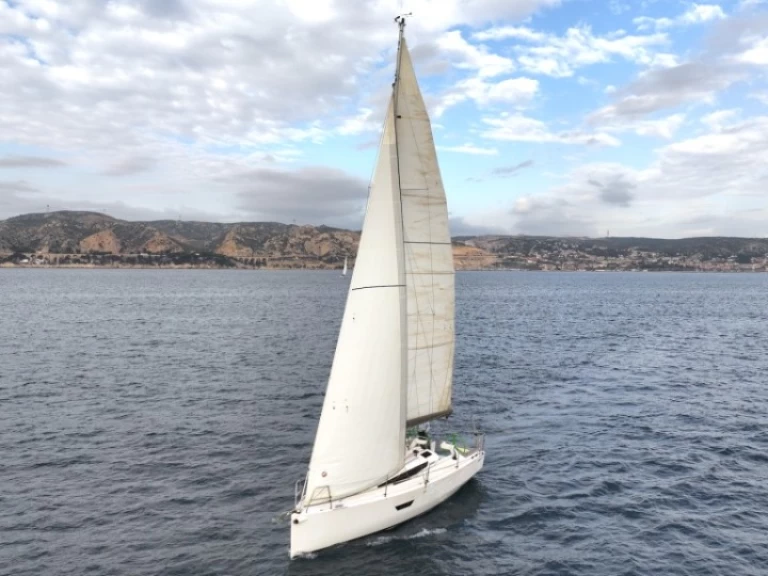 Sailboat hire in Marseille - Elan Elan E3