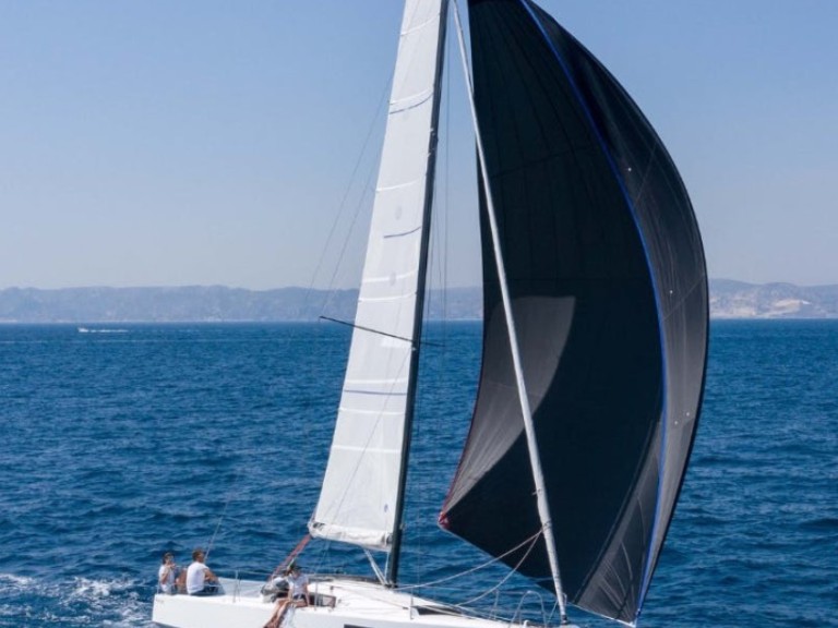 Hire a Pogo Structures Pogo 30 EVO Marseille