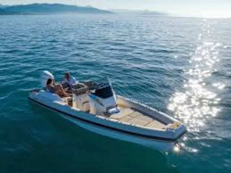 Yacht charter Marina de Portimão - Lomac Turismo 7.0 on SamBoat