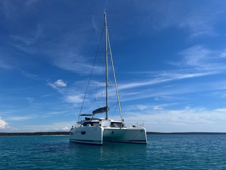 Hire Catamaran Fountaine Pajot with a boat licence