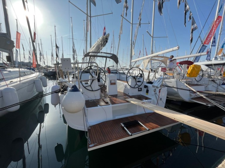 Hire a Bénéteau Oceanis 34.1 Split