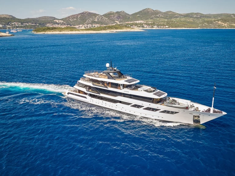 Hire Luxury Yacht Custom Made with a boat licence