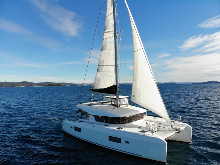 Hire Catamaran Lagoon with a boat licence
