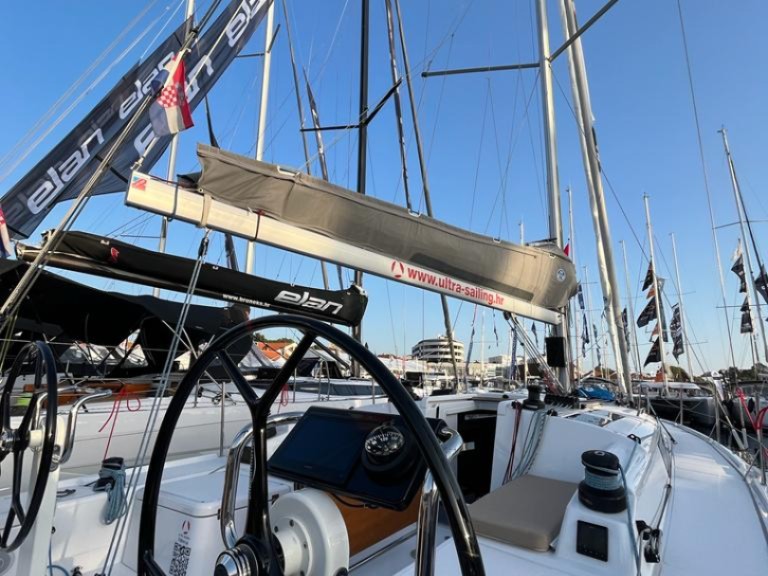 Hire a Bénéteau First 36 Split