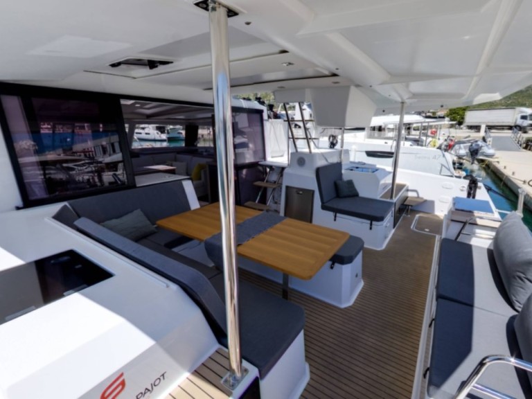 Hire Catamaran Fountaine Pajot with a boat licence