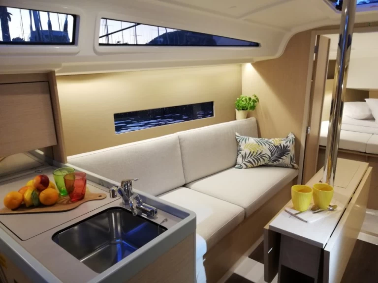 Hire a Bénéteau Oceanis 30.1 Pomer