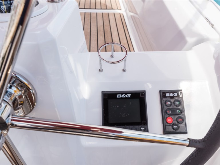 Yacht hire Split cheap Oceanis 35.1