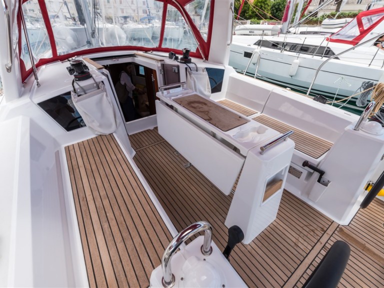 Charter a Bénéteau Oceanis 35.1 in Split on Samboat
