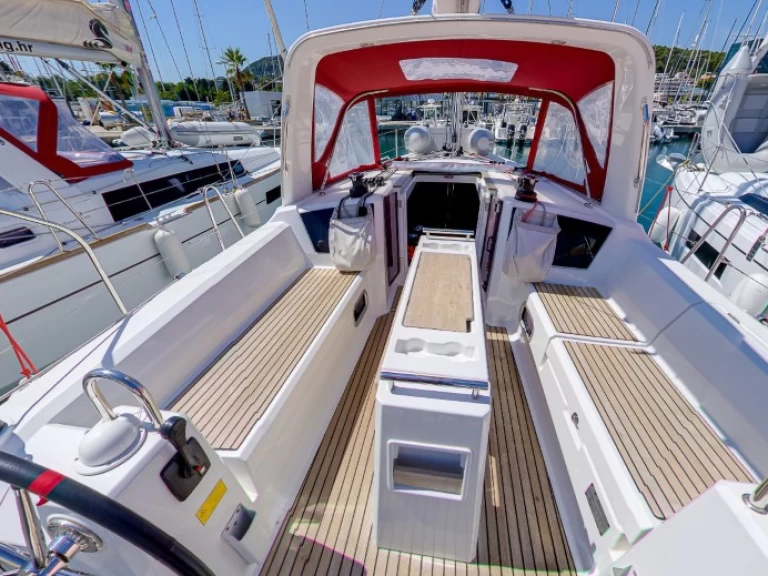 Yacht hire Split cheap Oceanis 35.1