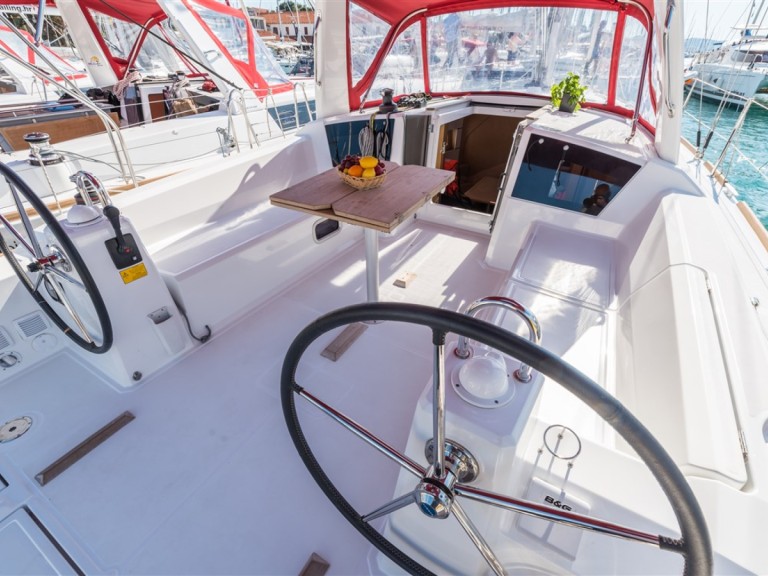 Hire Sailboat with or without skipper Bénéteau Pomer