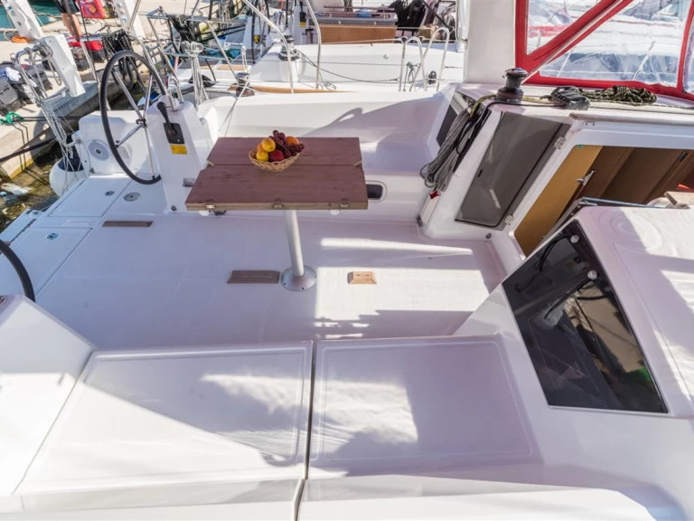 Sailboat to hire Pomer at the best price