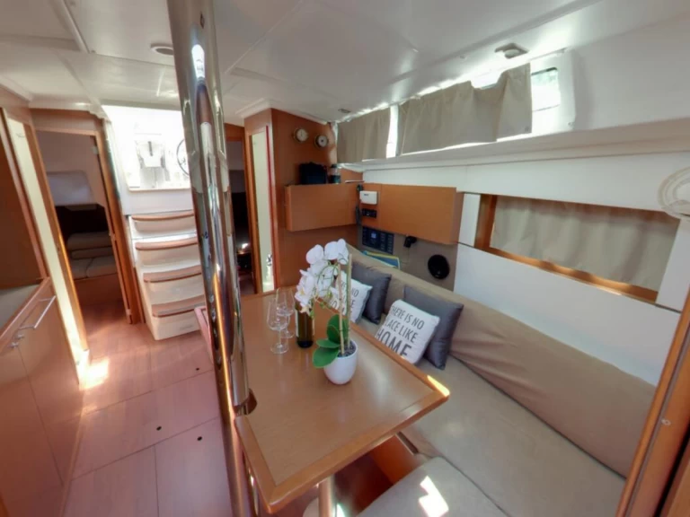 Yacht charter Komolac - Bénéteau Oceanis 38.1 on SamBoat