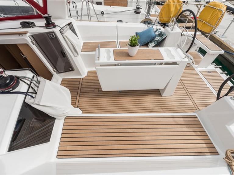 Yacht hire Split cheap Oceanis 38.1