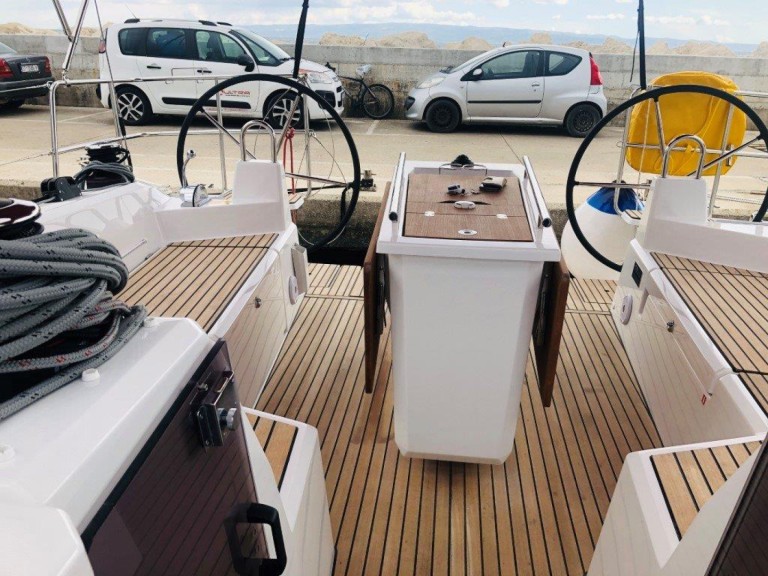 Sailboat hire in Split - Bénéteau Oceanis 40.1