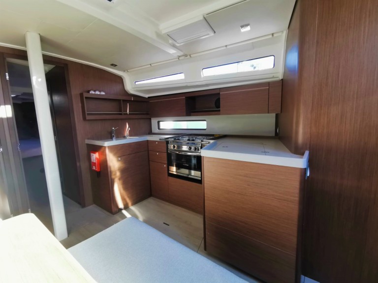 Hire a Bénéteau Oceanis 40.1 Pomer