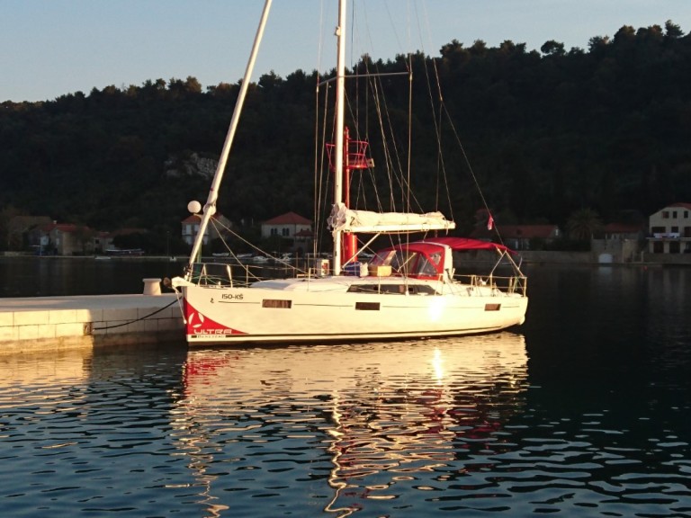 Hire a Bénéteau Oceanis 41.1 Komolac