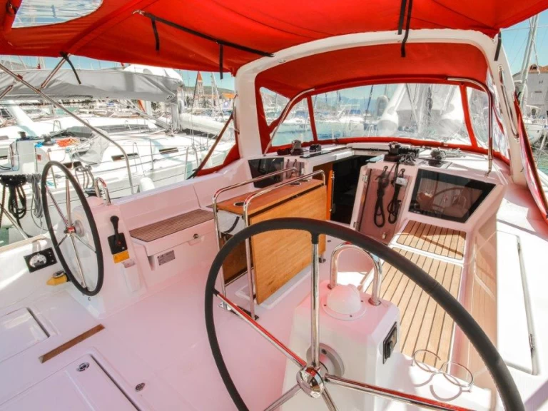 Hire a Bénéteau Oceanis 41.1 Pomer