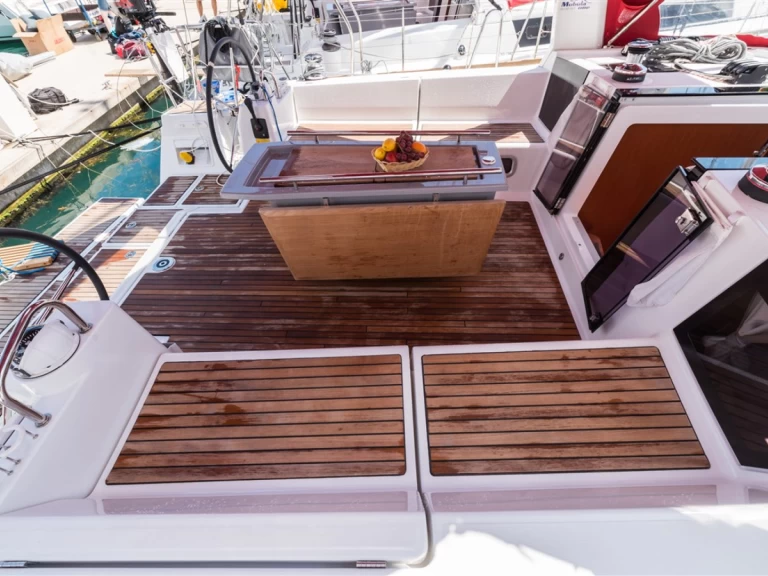 Hire a Bénéteau Oceanis 45 Split