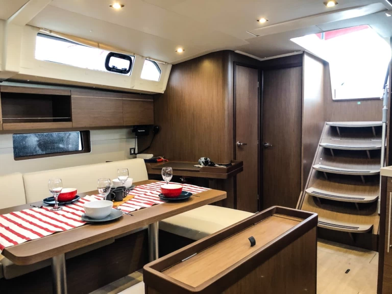 Hire a Bénéteau Oceanis 46.1 Komolac