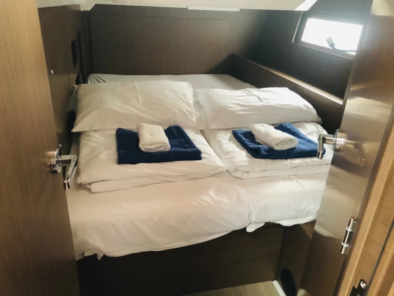 Charter a Bénéteau Oceanis 46.1 in Komolac on Samboat