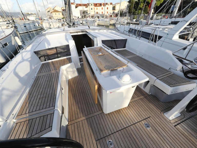 Hire a Bénéteau Oceanis 46.1 Pomer
