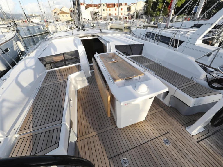 Hire a Bénéteau Oceanis 46.1 Pomer