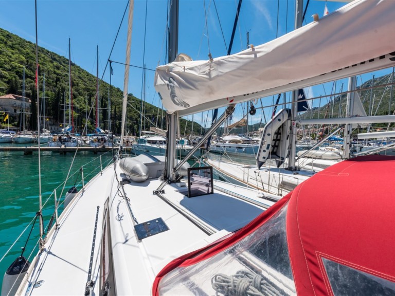 Charter a Bénéteau Oceanis 48 in Pomer on Samboat