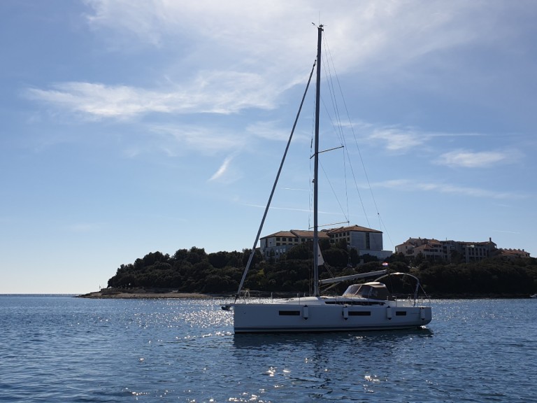 Sailboat to hire Pomer at the best price