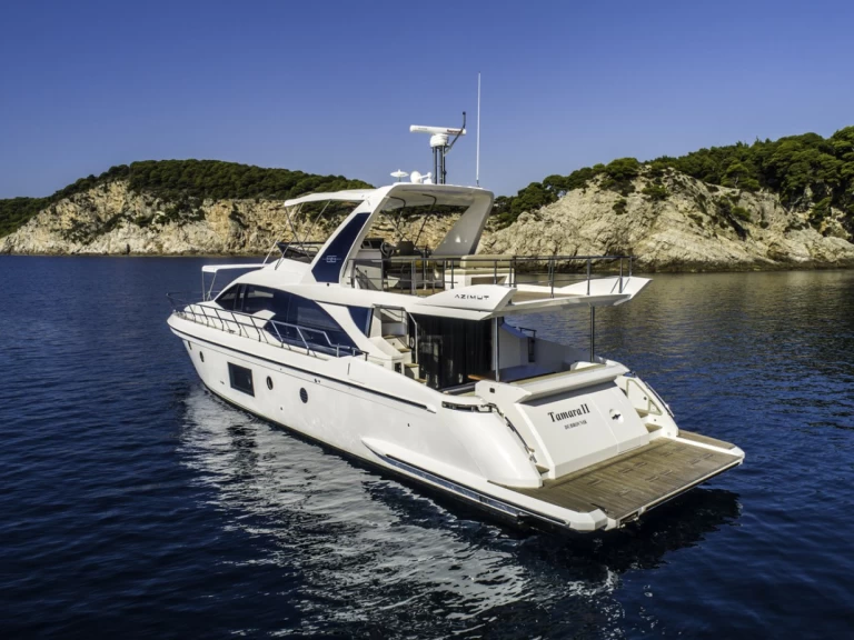 Charter a Azimut Azimut 66 in Trogir on Samboat