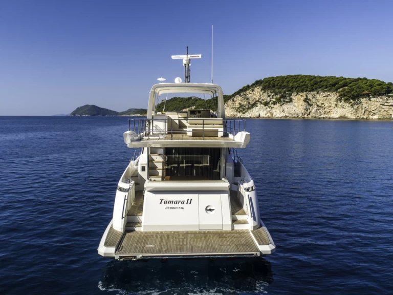 Hire Luxury Yacht Azimut with a boat licence