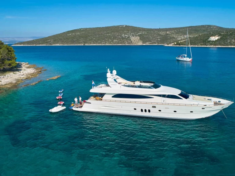 Hire Luxury Yacht Canados International Srl. with a boat licence