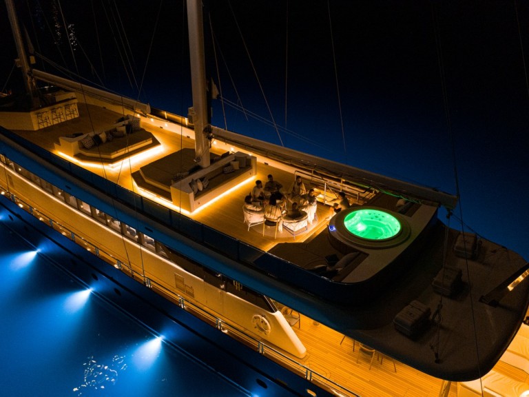 Charter a Radež d.d. Clase Azul in Krilo on Samboat