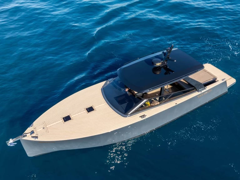 Hire Luxury Yacht Colnago with a boat licence