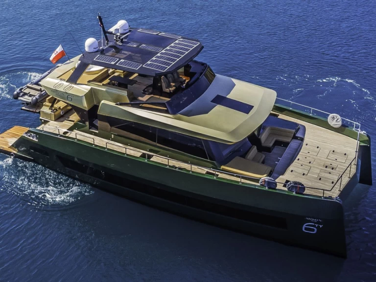 Hire Luxury Yacht Moon Yacht with a boat licence