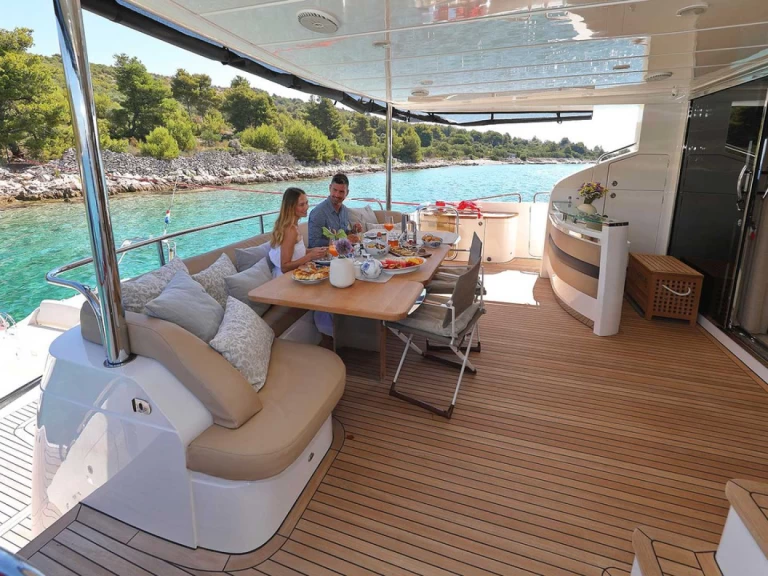 Charter a Princess Princess Y85 in Trogir on Samboat